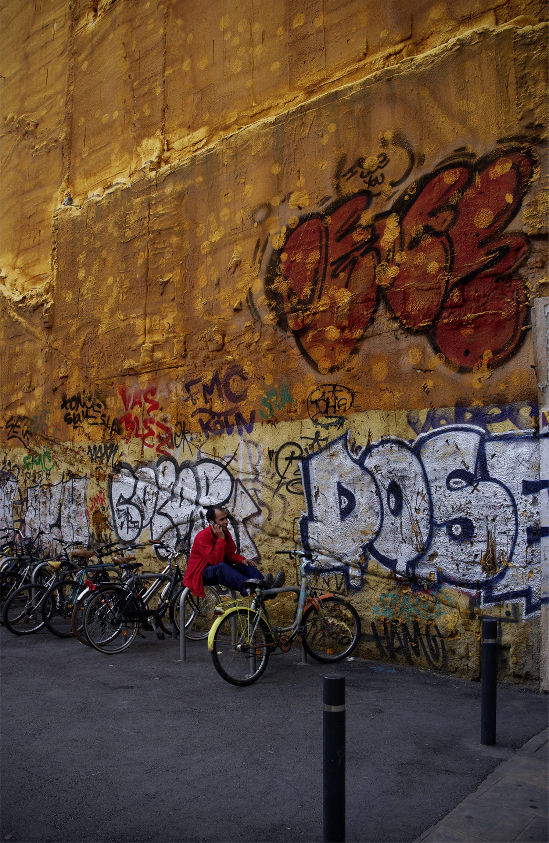 Bunte Wand Telefonat