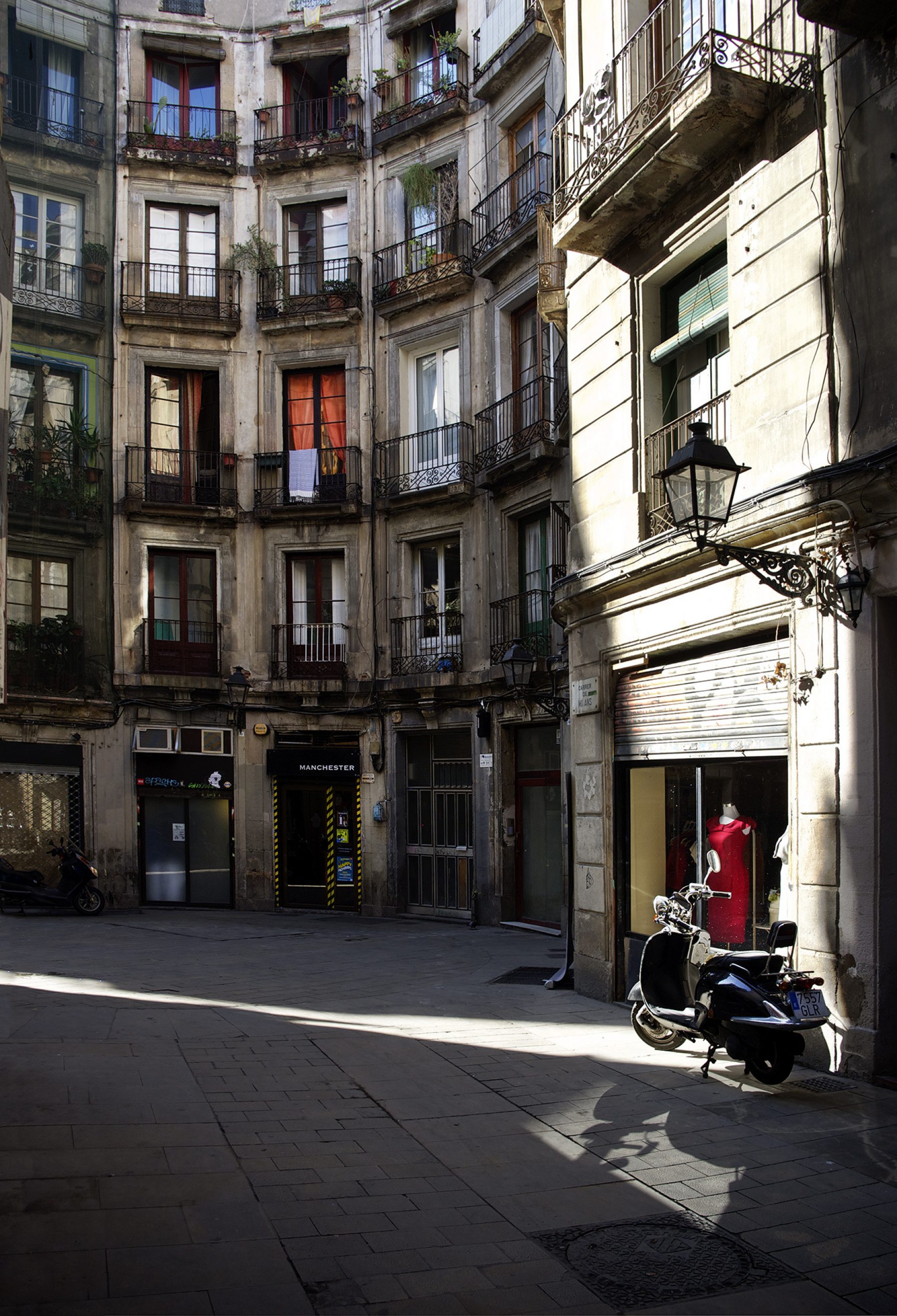 Barcelona, Altstadt, Innenhof, rotes kleid, Schaufenster,