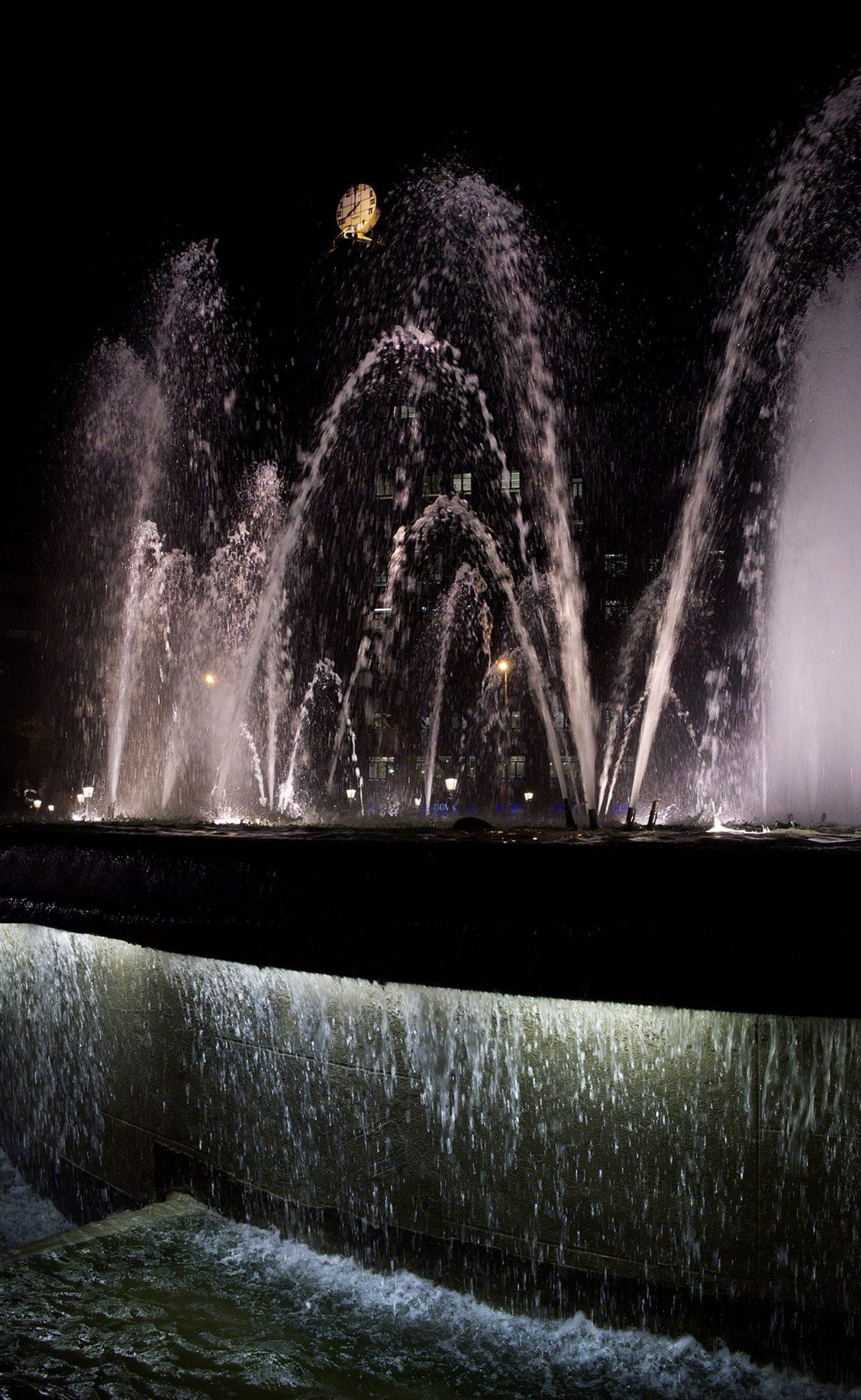 Barcelona, Plaça d’Espanya, Brunnen beleuchtet, Wasserspiel, Nacht
