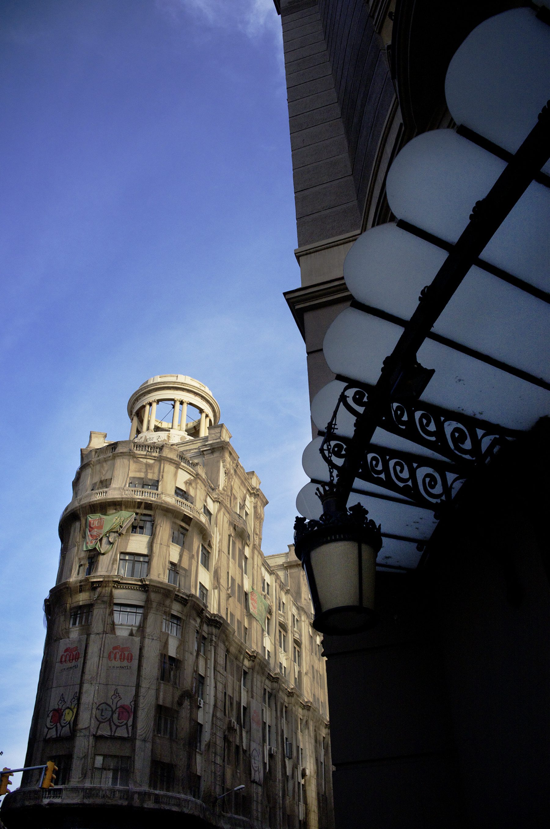 Barcelona, Glasüberdachung, Eckhaus