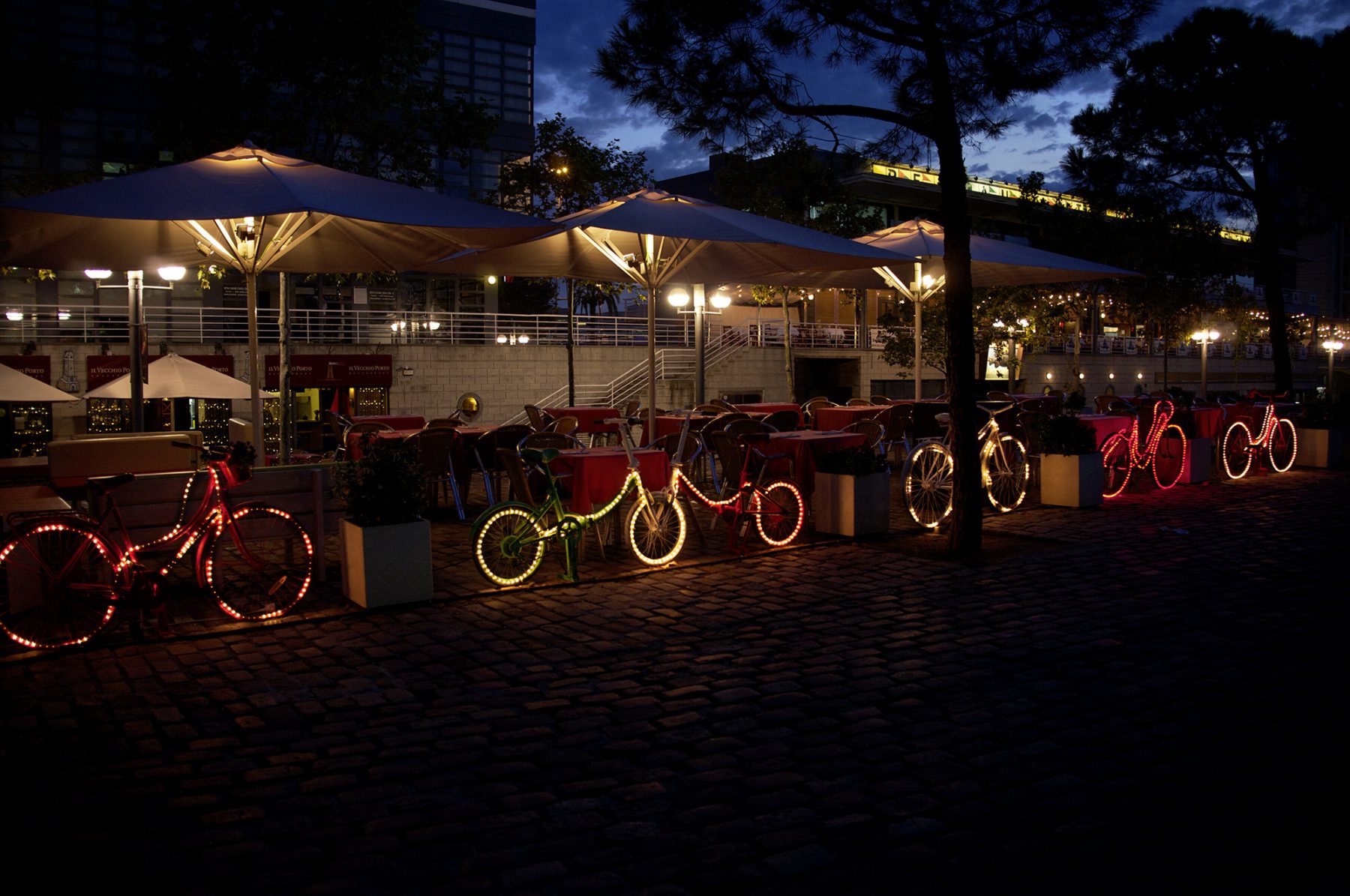 Barcelona, Restaurant, Leuchtende Räder