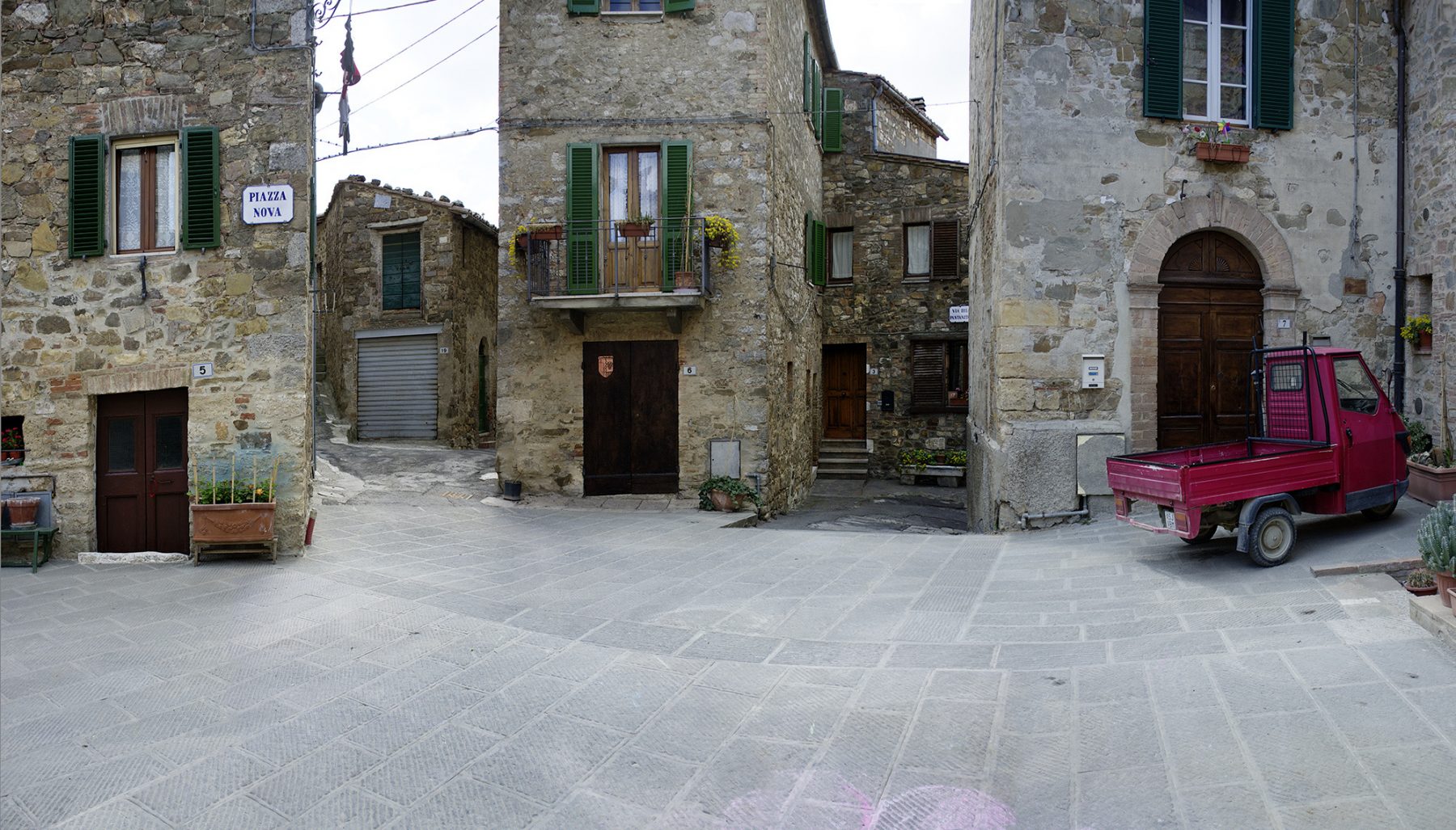 Toskana, Platz, steinerne Häuser, Bergdorf