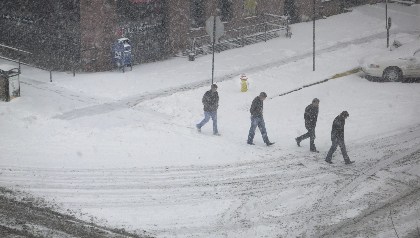 4 männer im Schnee
