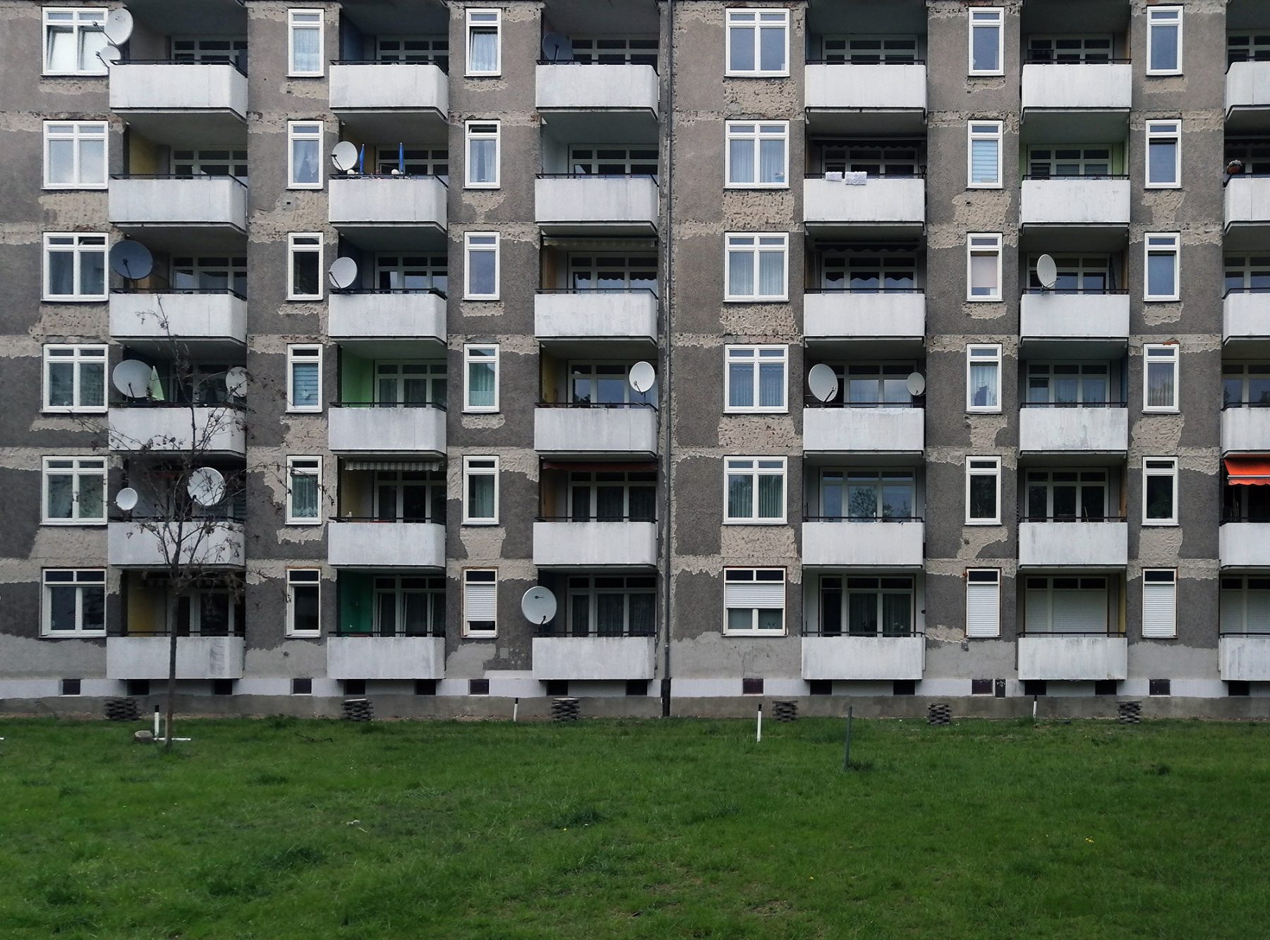 Sattelitenschüsseln, Balkons