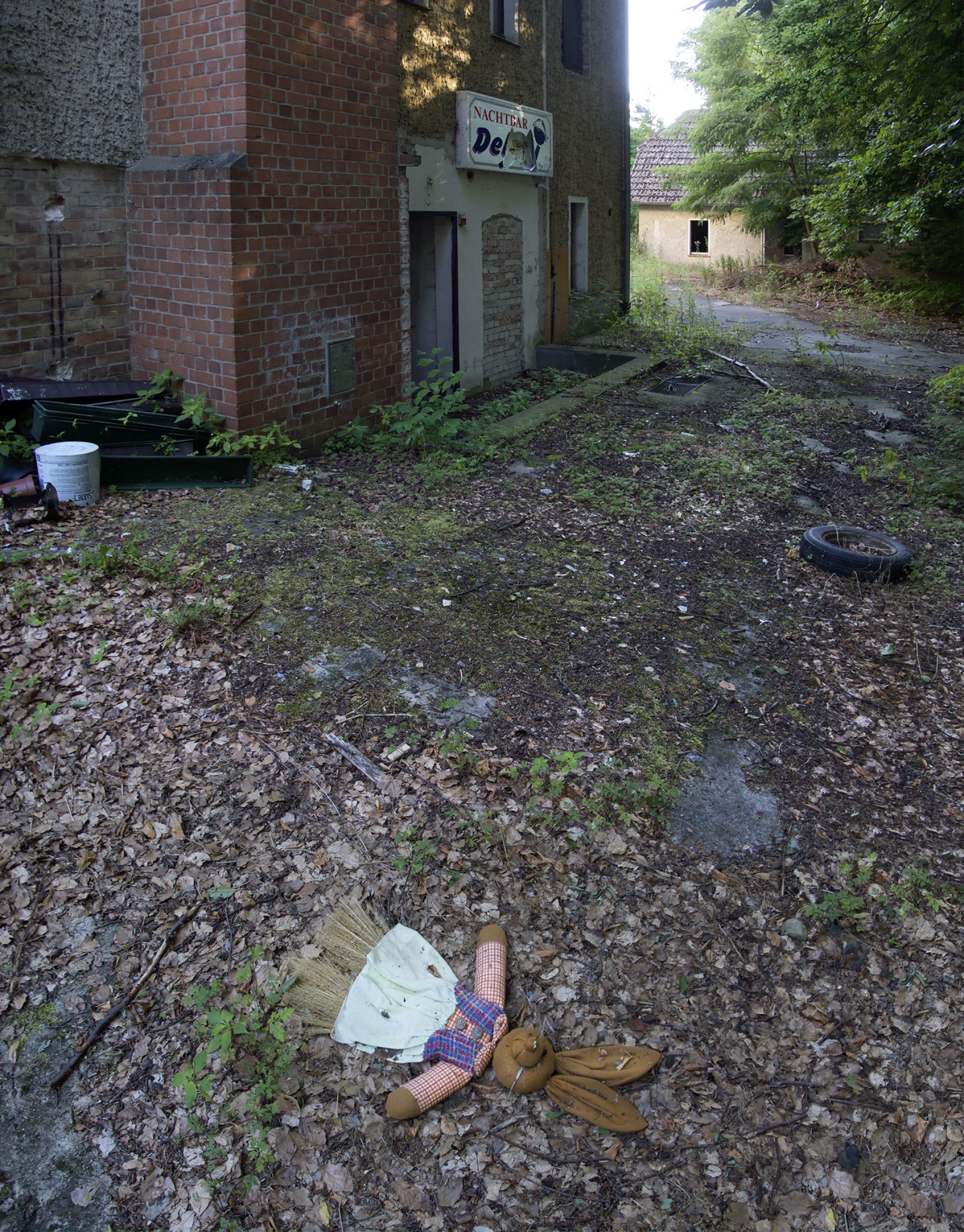 Nachtbar, Puppe, verlassen