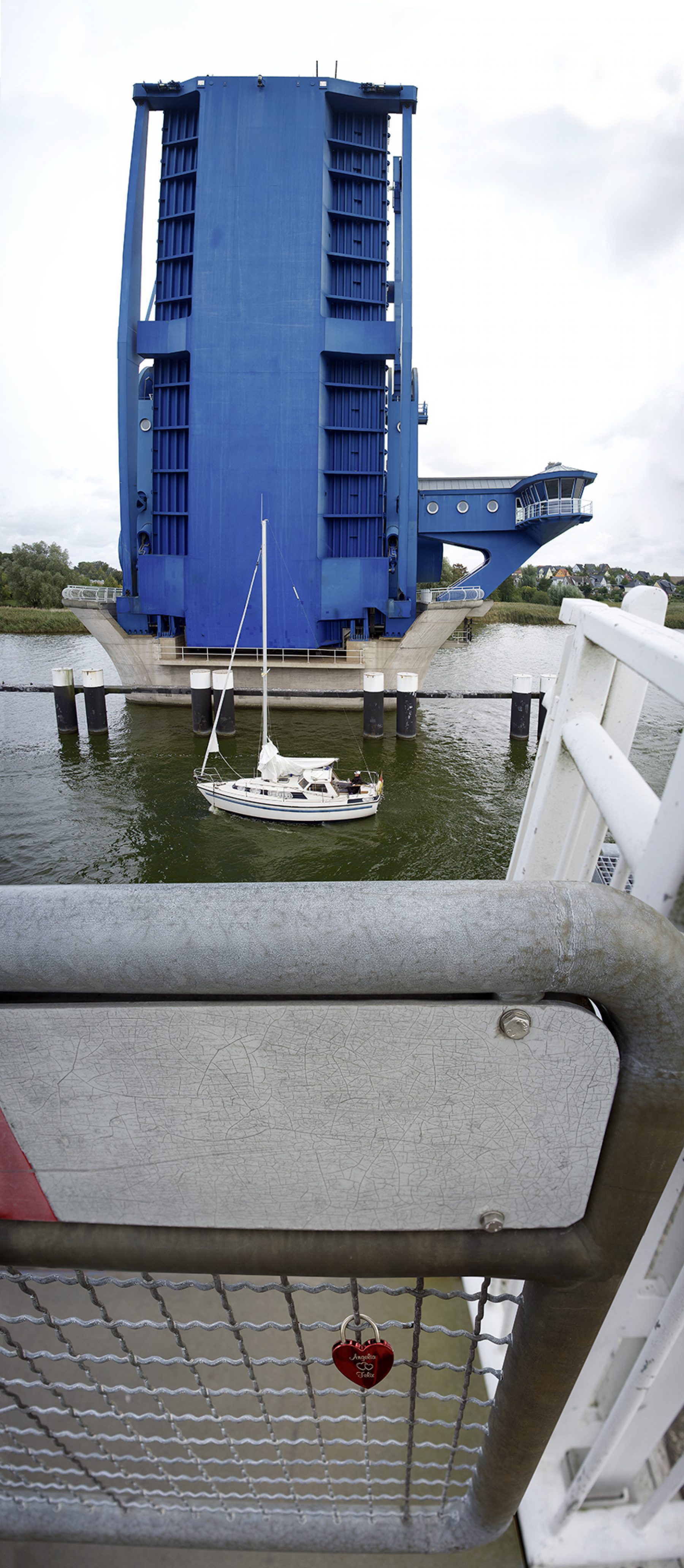 Wolgast, Zugbrücke offen, Liebesschloß