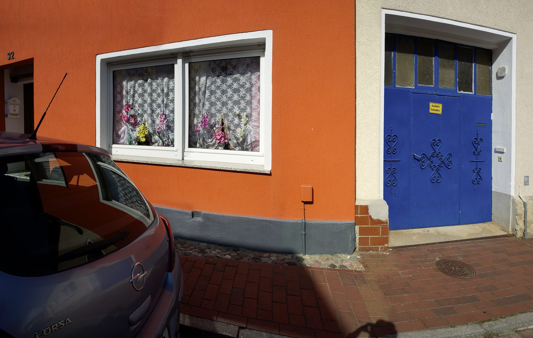 Blumenfenster, buntes Haus,