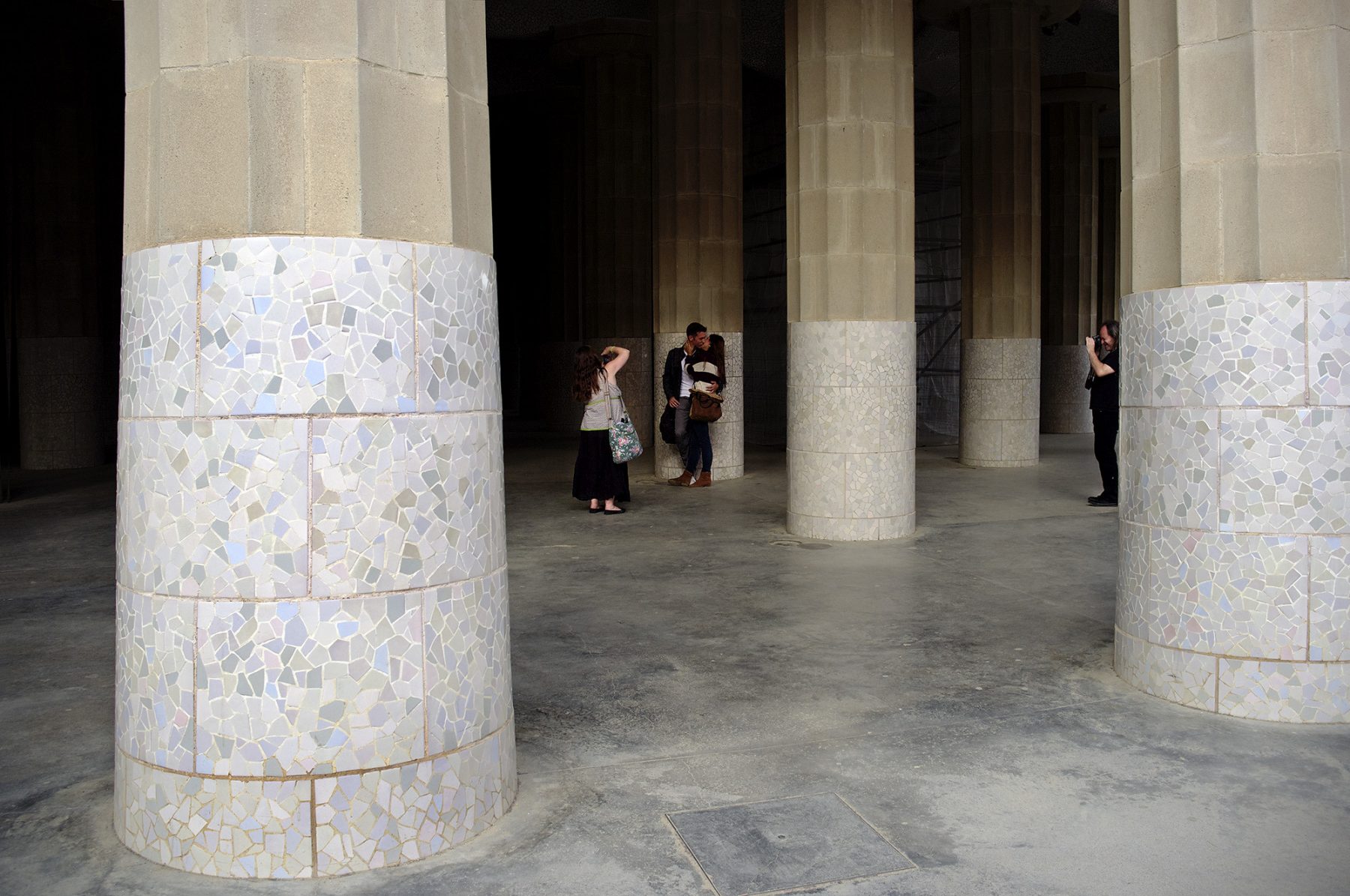 Park Güell, Säulen, Paar, Umarmung